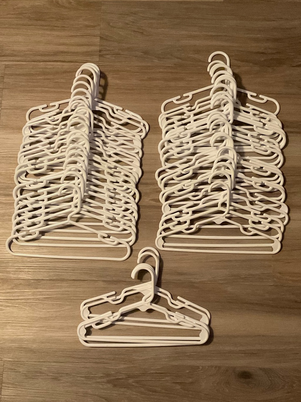 Sharpty | Set of White Plastic Toddler Clothing Hangers - 45 Pack